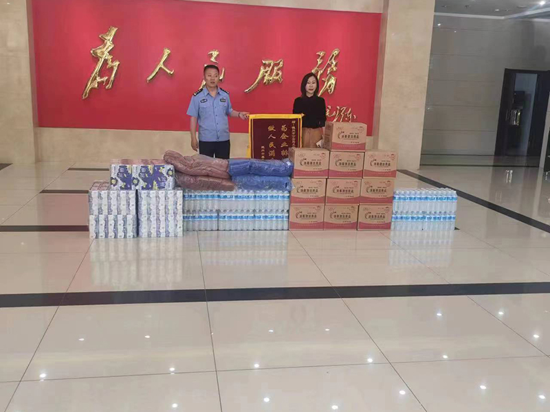 警企共建情誼深，鑫華物流慰問(wèn)交警支隊(duì),并捐贈(zèng)物資